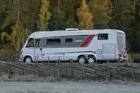 Großes Wohnmobil auf Naturplatz